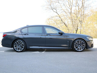 2021 BMW 7 серии Long 750Li xDrive VI (G11/G12) Рестайлинг, серый, 7500000 рублей, вид 3