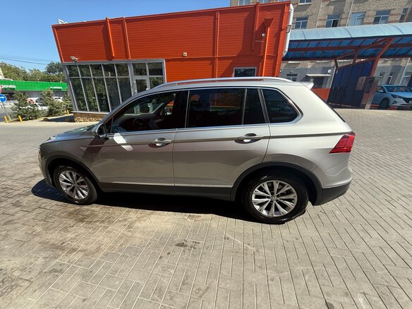 2017 Volkswagen Tiguan II, серебристый, 2350000 рублей - вид 7