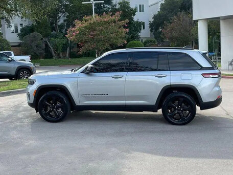 2024 Jeep Grand Cherokee L V (WL), серебристый, 7615753 рублей, вид 3