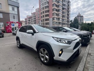 2022 Toyota RAV4 V (XA50), белый, 3650000 рублей, вид 2