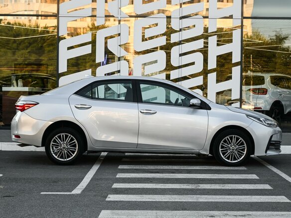 2018 Toyota Corolla XI (E160, E170, E180) Рестайлинг 1, серебристый - вид 4
