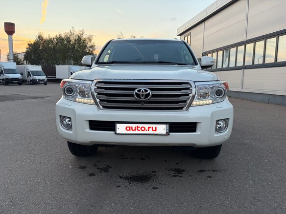 2012 Toyota Land Cruiser 200 Series Рестайлинг 1, белый - вид 1
