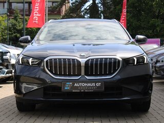 2025 BMW 5 серии 520d VIII (G60/G61/G68), голубой, 6900869 рублей, вид 2