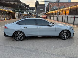 2026 BMW 5 серии 520i VIII (G60/G61/G68), серый, 7650777 рублей, вид 3