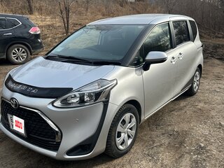 2022 Toyota Sienta II Рестайлинг, серебристый, 1430000 рублей, вид 2