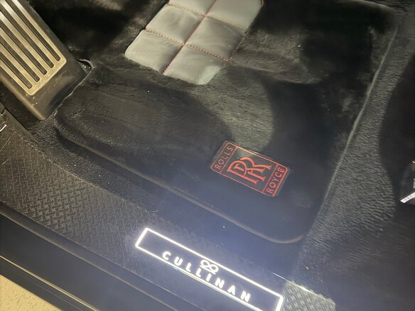 2022 Rolls-Royce Cullinan Black Badge I (Series I), чёрный, 32990000 рублей - вид 13