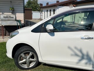 2013 Toyota Vitz III (XP130), белый, 700000 рублей, вид 3