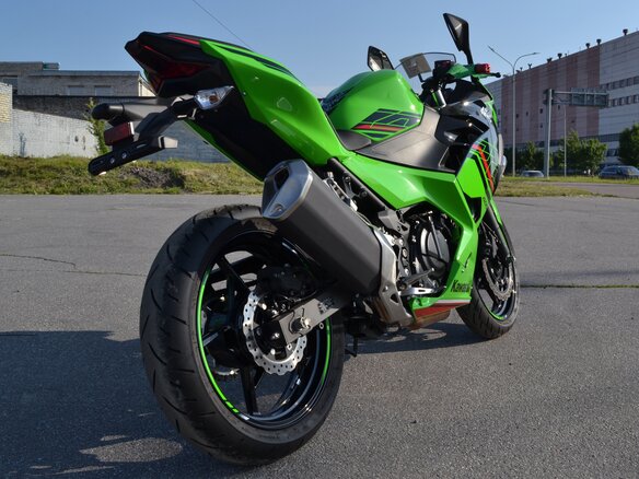 2024 Kawasaki Ninja 400, зелёный, 700000 рублей - вид 2
