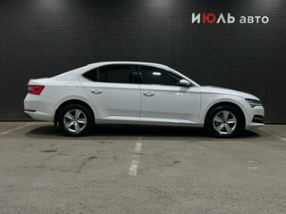 2021 Skoda Superb III Рестайлинг, белый, 2579000 рублей, вид 4