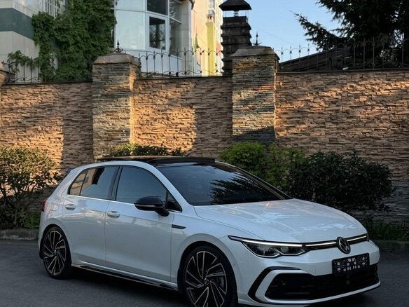 2022 Volkswagen Golf VIII, белый, 1900000 рублей