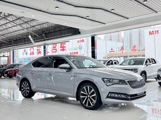 2022 Skoda Superb III Рестайлинг, серый, 1990000 рублей, вид 3