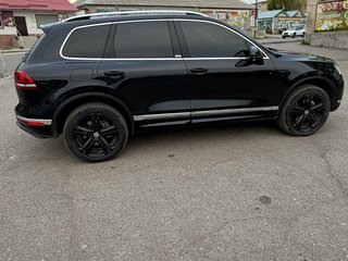 2017 Volkswagen Touareg II Рестайлинг, чёрный, 3500000 рублей, вид 4
