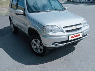 2013 Chevrolet Niva I Рестайлинг, серебристый, 650000 рублей, вид 1
