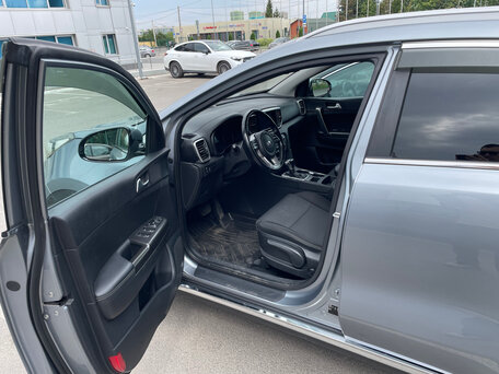 2018 Kia Sportage IV Рестайлинг, серебристый, 1750000 рублей, вид 5