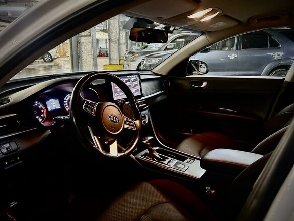 2019 Kia Optima IV Рестайлинг, белый, 2000000 рублей - вид 5