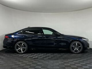 2026 BMW 5 серии 530i xDrive VIII (G60/G61/G68), синий, 9800000 рублей, вид 4