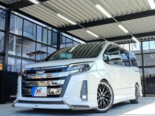 2017 Toyota Noah III (R80) Рестайлинг, белый, 1381008 рублей, вид 1