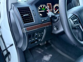 2015 Toyota Land Cruiser 200 Series Рестайлинг 2, белый, 5375000 рублей, вид 4