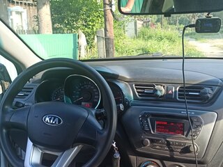 2013 Kia Rio 5-speed III, серебристый, 670000 рублей, вид 2