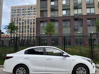2021 Kia Rio IV Рестайлинг, белый, 1500000 рублей, вид 4