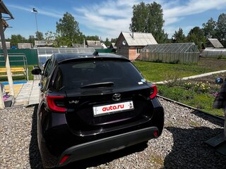 2020 Toyota Yaris IV, фиолетовый, 1350000 рублей, вид 3