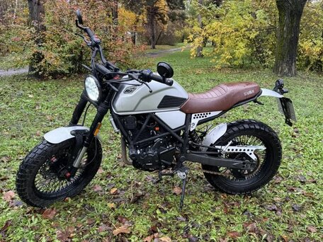 2025 Fuego Scrambler 250, серебристый, 180000 рублей, вид 3