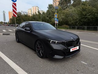 2025 BMW 5 серии 530i xDrive VIII (G60/G61/G68), чёрный, 9375000 рублей, вид 3