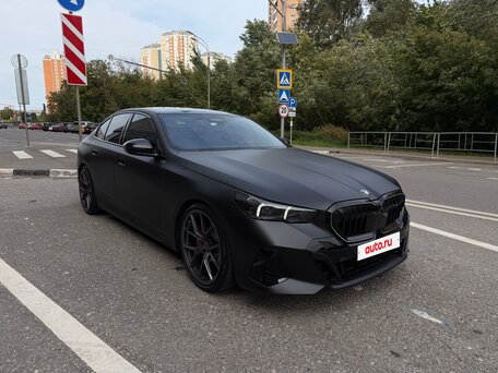 2025 BMW 5 серии 530i xDrive VIII (G60/G61/G68), чёрный, 9375000 рублей, вид 3