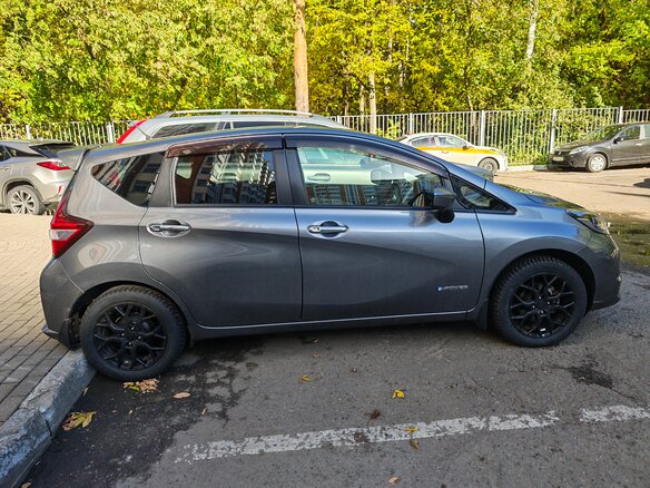 2019 Nissan Note e-Power II Рестайлинг, серый, 1499990 рублей - вид 3