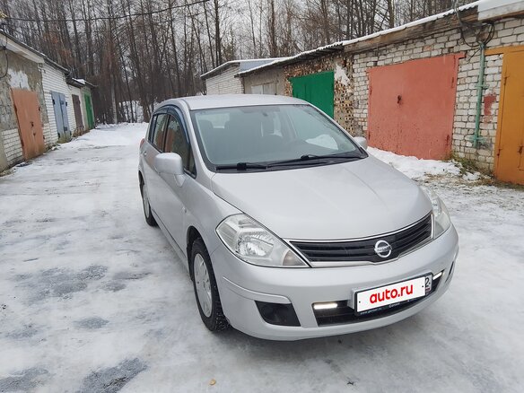 2013 Nissan Tiida I Рестайлинг, серебристый, 820000 рублей - вид 1
