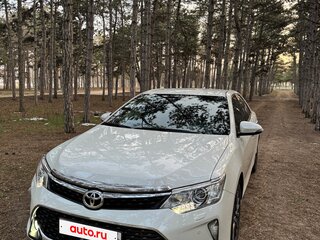 2016 Toyota Camry VII (XV50) Рестайлинг, белый, 2630000 рублей, вид 3
