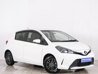 2016 Toyota Vitz III (XP130) Рестайлинг, белый, 929000 рублей, вид 1