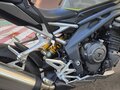 2021 Triumph Speed Triple, серый, 900000 рублей - вид 9