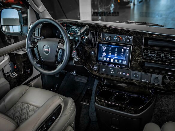 2024 GMC Savana I Рестайлинг, чёрный, 14999999 рублей - вид 26