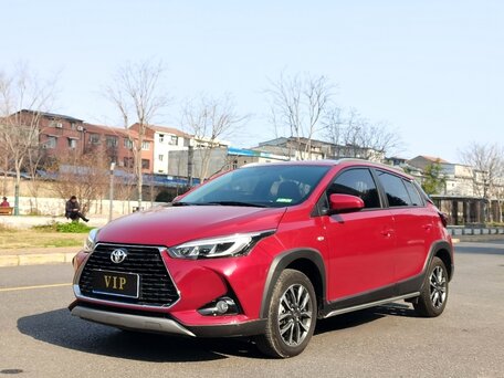2022 Toyota Yaris L XP150 Рестайлинг, красный, 1350000 рублей, вид 1