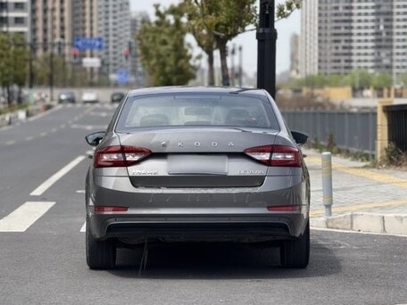 2021 Skoda Octavia III (A7) Рестайлинг, серый, 1800000 рублей, вид 4