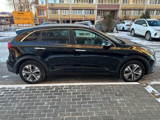 2020 Kia Niro I Рестайлинг, чёрный, 3199000 рублей, вид 4