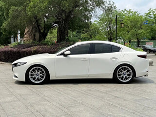 2023 Mazda 3 IV (BP), белый, 1650275 рублей, вид 4