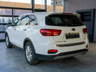 2019 Kia Sorento III Prime Рестайлинг, белый, 3150000 рублей, вид 4