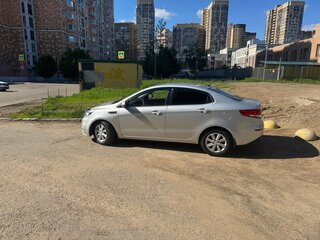 2015 Kia Rio III Рестайлинг, серебристый, 988888 рублей, вид 3