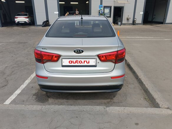 2015 Kia Rio III, серебристый, 500000 рублей - вид 2