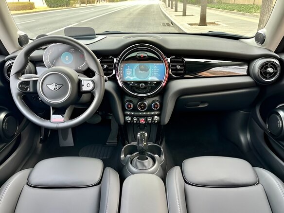 2023 Mini Hatch Cooper III (F55/F56) Рестайлинг 2, серый, 1970000 рублей - вид 5