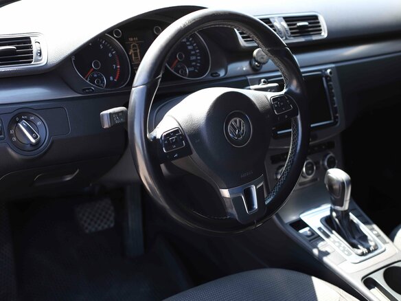 2014 Volkswagen Passat B7, чёрный, 1125823 рублей - вид 12