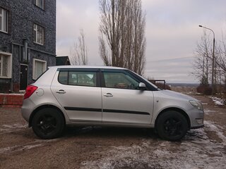 2013 Skoda Fabia II Рестайлинг, серебристый, 505000 рублей, вид 3