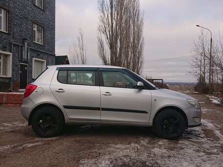 2013 Skoda Fabia II Рестайлинг, серебристый, 495000 рублей, вид 3