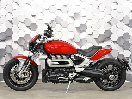 2021 Triumph Rocket III, красный, 1899000 рублей, вид 4