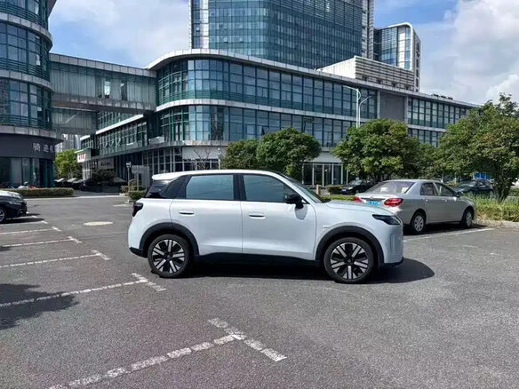 2026 Leapmotor A10 53 kWh, белый - вид 4