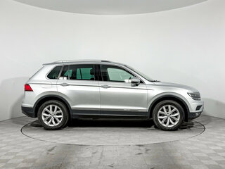 2017 Volkswagen Tiguan II, серебристый, 2401300 рублей, вид 4