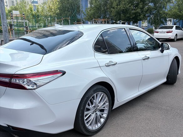 2020 Toyota Camry VIII (XV70), белый, 2650000 рублей - вид 1