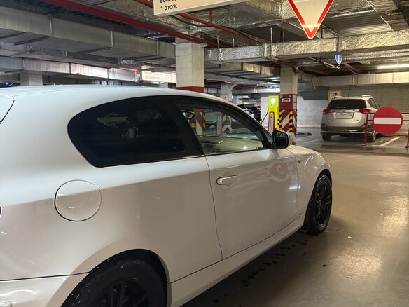2011 BMW 1 серии 116i I (E81/E82/E87/E88) Рестайлинг, белый, 900000 рублей - вид 3